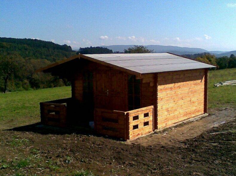 Anstrich des Gartenhauses TEAK