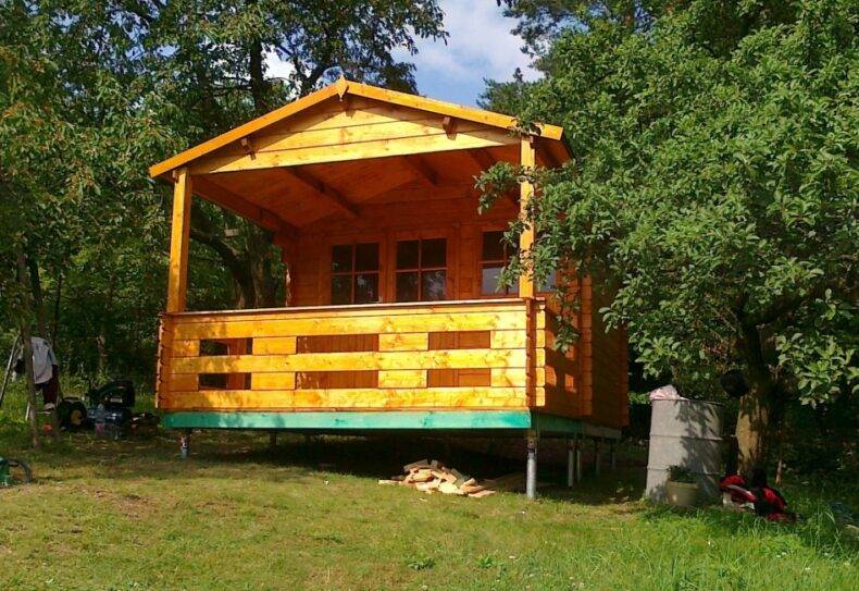 Realisierung des Gartenhauses auf Holzrost und Erdschrauben