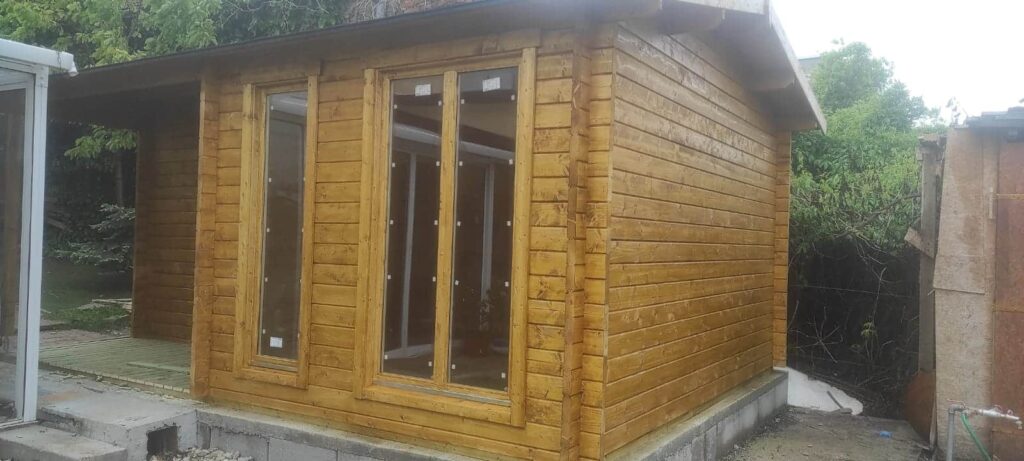 Realisierung des Gartenhauses Hampshire mit Anstrich