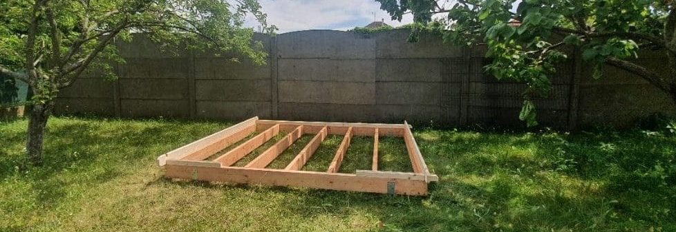 Holzrost auf Erdschrauben als Fundamentvariante