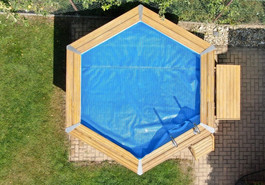 Solar cover for pool heating