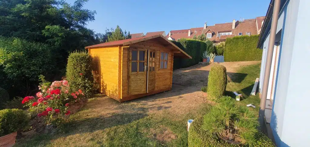 malý drevený záhradný domček so záhradnou výsadbou