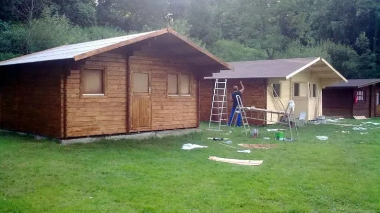 drevená záhradná chatka s prístreškom v záhradnom prostredí