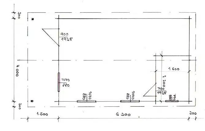 Náčrt pôdorysu drevenej stavby s rozmermi a rozložením miestností, zobrazujúci rozmery stien, dverí a vnútorných priečok